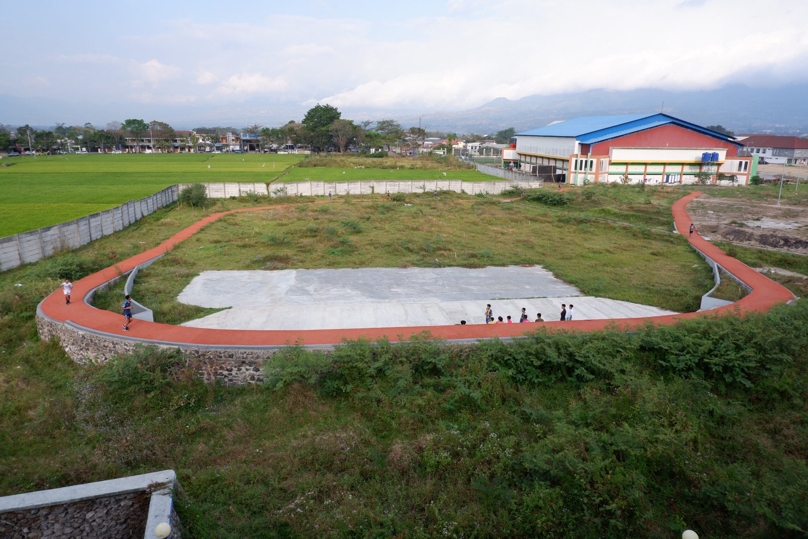 Proyek Joging Track yang dibangun Pemkab Garut melalui Dinas Pemuda dan Olahraga (Dispora) di wilayah SOR Ciateul Garut kini tengah menjadi perbincangan sejumlah pihak. Bahkan salah satu kelompok masyarakat yang mengatasnamakan Masyarakat Pemerhati Kebijakan (MPK) Kabupaten Garut menduga ada kerugian negara. (Ft: Asep Ahmad)