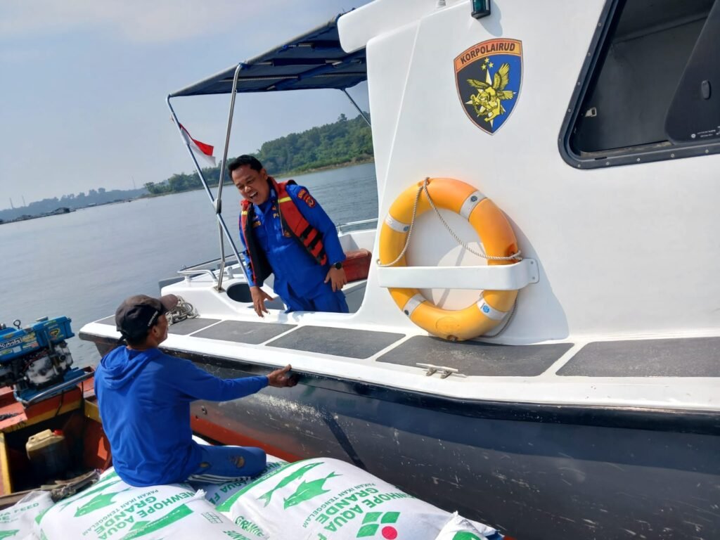 Satuan Polisi Perairan Dan Udara Polres Purwakarta Rutin Patroli Perairan Menghimbau Warga Waspada