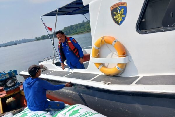 Satuan Polisi Perairan Dan Udara Polres Purwakarta Rutin Patroli Perairan Menghimbau Warga Waspada