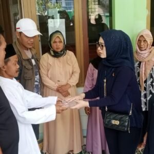 Bantuan yang Dijanjikan Hengki Kurniawan Tak Kunjung Datang, Caleg Nasdem ini Serahkan Bantuan Senilai Simbolis yang Dijanjikan Bupati KBB