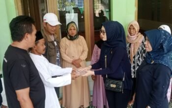 Bantuan yang Dijanjikan Hengki Kurniawan Tak Kunjung Datang, Caleg Nasdem ini Serahkan Bantuan Senilai Simbolis yang Dijanjikan Bupati KBB