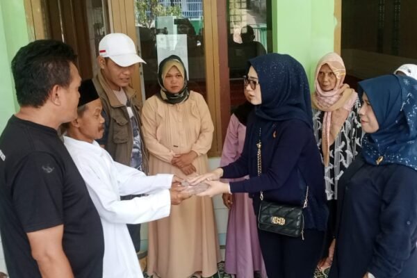 Bantuan yang Dijanjikan Hengki Kurniawan Tak Kunjung Datang, Caleg Nasdem ini Serahkan Bantuan Senilai Simbolis yang Dijanjikan Bupati KBB
