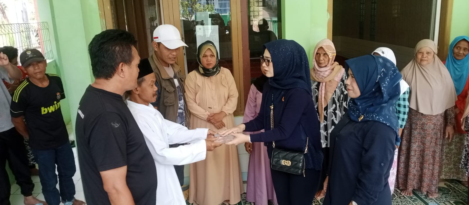 Bantuan yang Dijanjikan Hengki Kurniawan Tak Kunjung Datang, Caleg Nasdem ini Serahkan Bantuan Senilai Simbolis yang Dijanjikan Bupati KBB