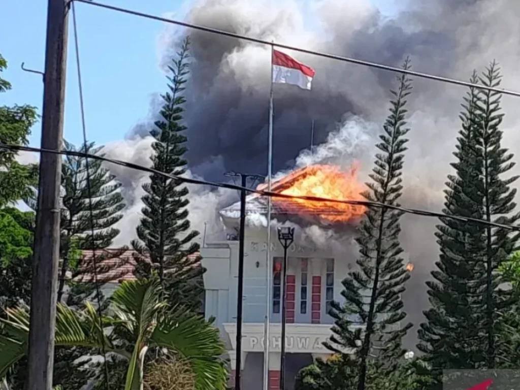 Kantor Bupati dan DPRD Pohuwato Gorontalo Dibakar dan Dirusak Massa Saat Demonstrasi
