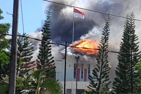 Kantor Bupati dan DPRD Pohuwato Gorontalo Dibakar dan Dirusak Massa Saat Demonstrasi