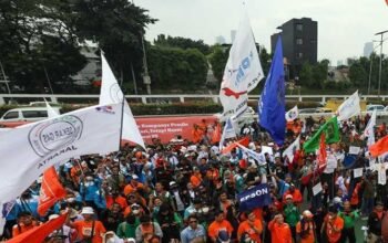 Harga Beras Terus Meroket, Ratusan Buruh Demo