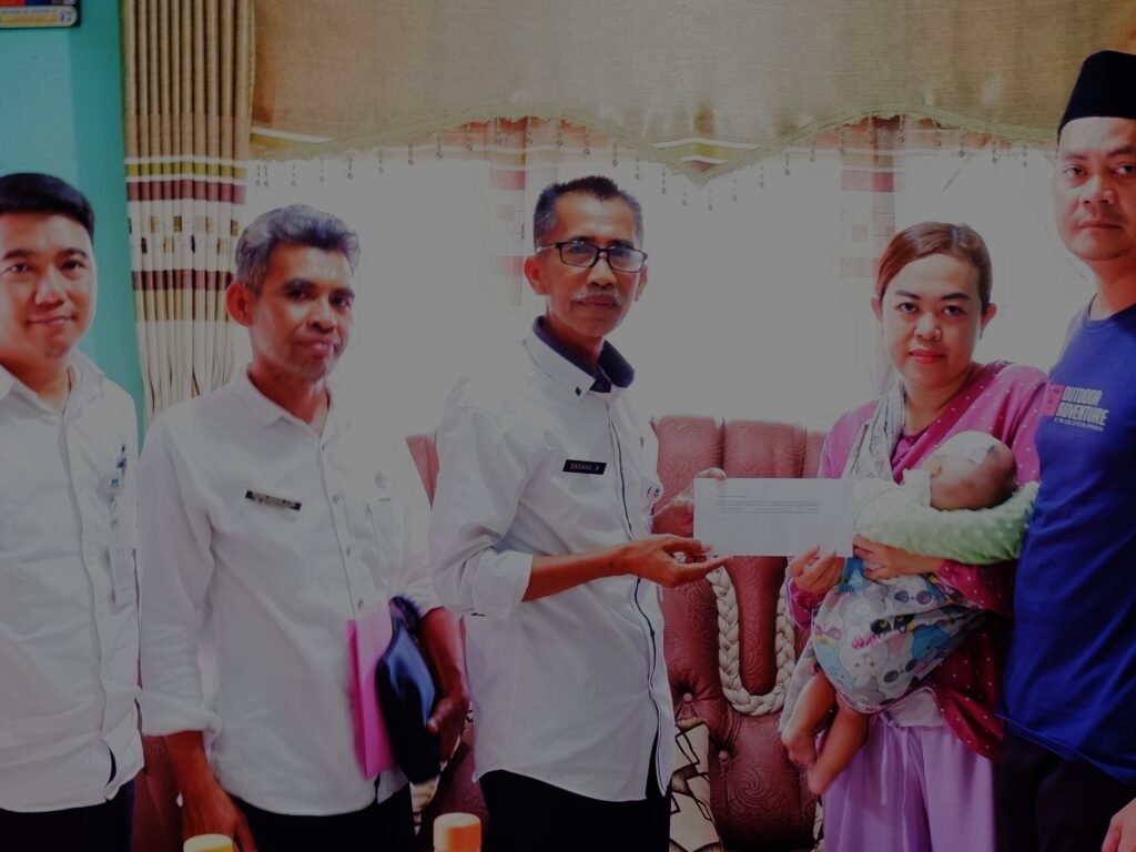 Dinas Sosial, Baznas, Hans Karaoke, Kader PKS dan PDIP Serta Ketua Pemuda Pancasila Santuni Bayi Penderita Hidrocefalus di Garut