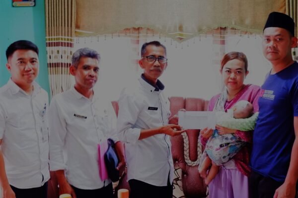 Dinas Sosial, Baznas, Hans Karaoke, Kader PKS dan PDIP Serta Ketua Pemuda Pancasila Santuni Bayi Penderita Hidrocefalus di Garut