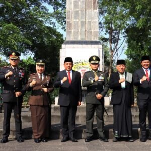 HUT ke-78 TNI Kapolres Purwakarta Ziarah Ke Makam Pahlawan
