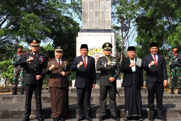 HUT ke-78 Tentara Nasional Indonesia, Kapolres Purwakarta Ziarah Ke Makam Pahlawan