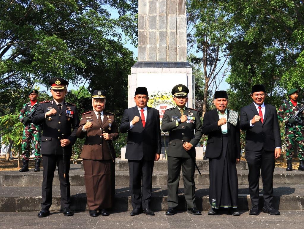 HUT ke-78 TNI Kapolres Purwakarta Ziarah Ke Makam Pahlawan