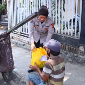 HUT Humas Ke-72, Polres Purwakarta Bagikan Sembilan Bahan Pokok