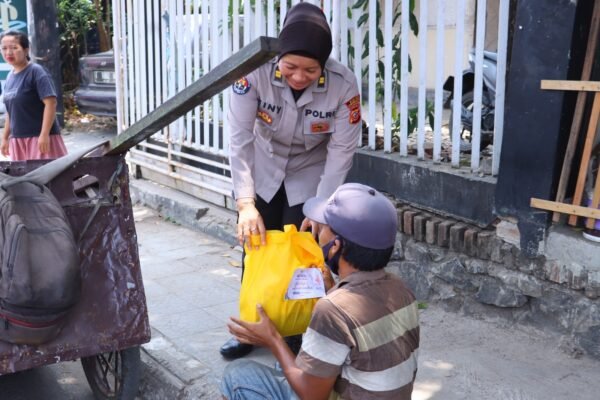 HUT Humas Ke-72, Polres Purwakarta Bagikan Sembilan Bahan Pokok