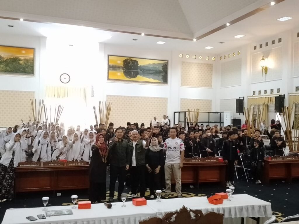 Pelajar SMP Negeri 3 Purwakarta Di Gedung Dewan Perwakilan Rakyat Daerah