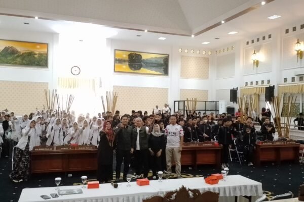 Pelajar SMP Negeri 3 Purwakarta Di Gedung Dewan Perwakilan Rakyat Daerah