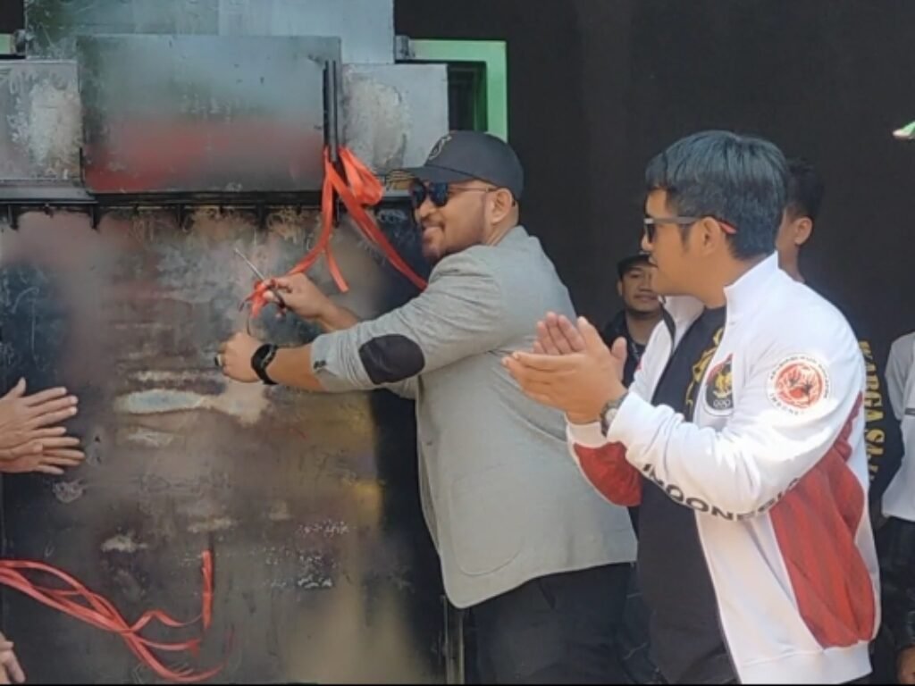 Indra Kristian Berikan Hadiah Mesin Pencacah Sampah “Raksasa” Untuk Warga Pasar Wisata Samarang