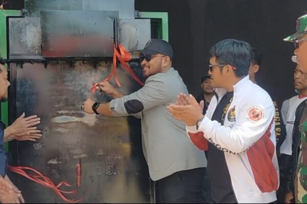 Indra Kristian Berikan Hadiah Mesin Pencacah Sampah “Raksasa” Untuk Warga Pasar Wisata Samarang