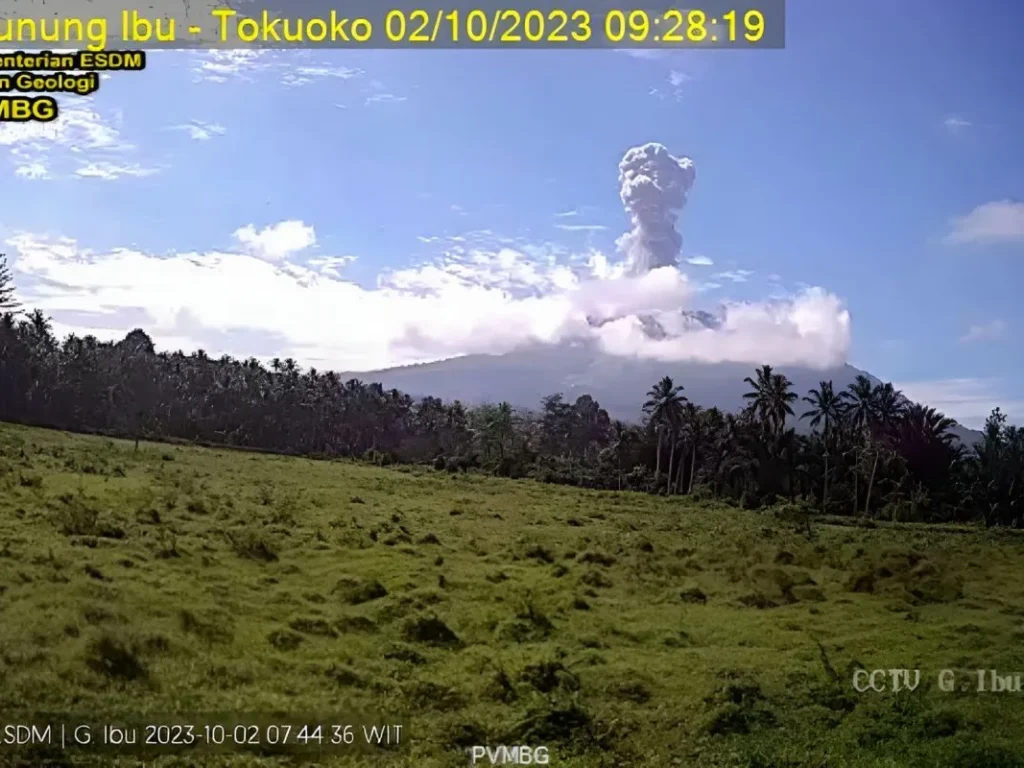 Gunung Ibu di Maluku Utara Meletus