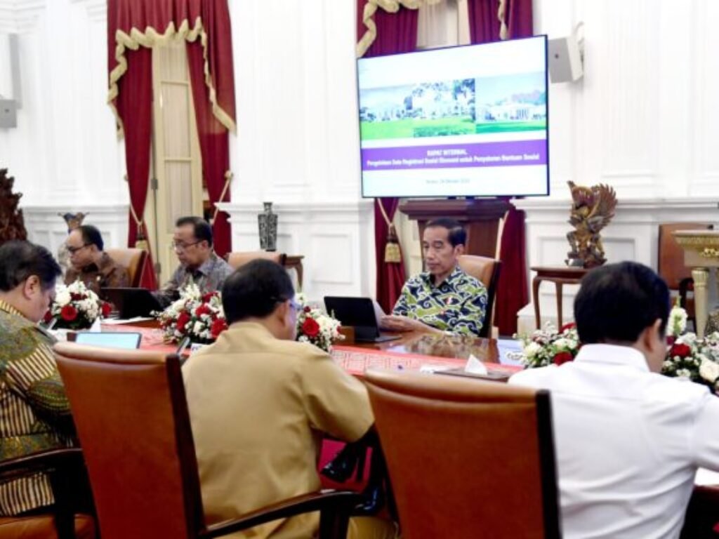 Ratas Dengan Sejumlah Menteri, Presiden Instruksikan Jajaran Gunakan Data Regsosek Secara Optimal