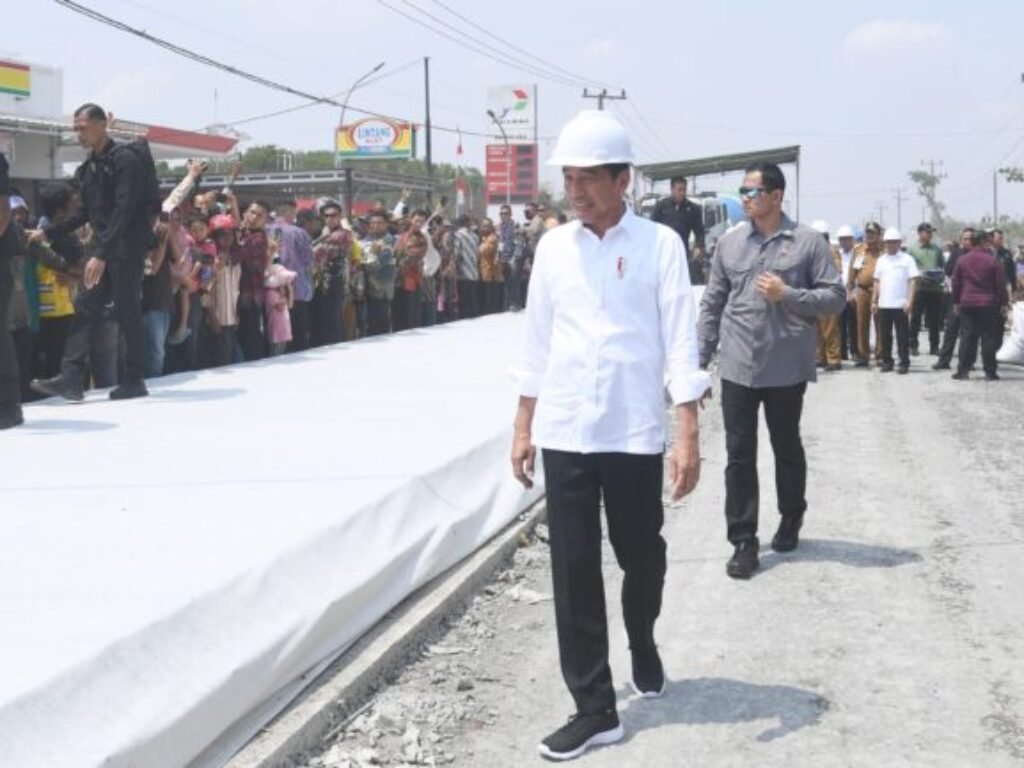 Presiden Jokowi Tinjau Proyek Rekonstruksi Jalan Rusak di Lampung Tengah