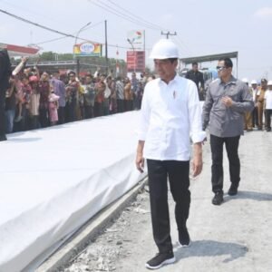 Presiden Jokowi Tinjau Proyek Rekonstruksi Jalan Rusak di Lampung Tengah