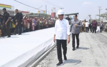 Presiden Jokowi Tinjau Proyek Rekonstruksi Jalan Rusak di Lampung Tengah