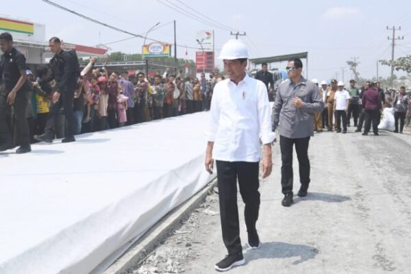 Presiden Jokowi Tinjau Proyek Rekonstruksi Jalan Rusak di Lampung Tengah