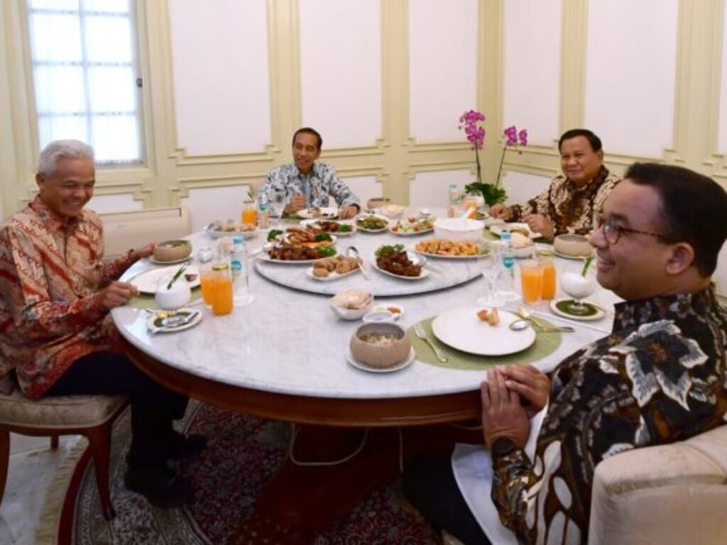 Bareng Tiga Capres, Presiden Jokowi Makan Siang di Istana Merdeka