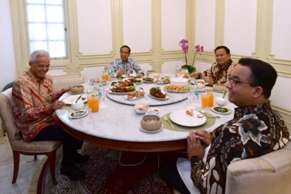 Bareng Tiga Capres, Presiden Jokowi Makan Siang di Istana Merdeka