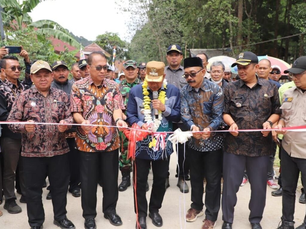 Pembangunan Jalan Selesai, Ratusan Warga Desa Gununghalu Gelar “Ngompreng Bareng” Dihadiri Pj Bupati Bandung Barat