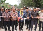 Pembangunan Jalan Selesai, Ratusan Warga Desa Gununghalu Gelar “Ngompreng Bareng” Dihadiri Pj Bupati Bandung Barat