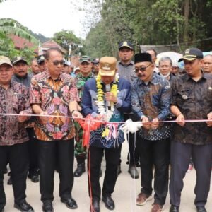 Pembangunan Jalan Selesai, Ratusan Warga Desa Gununghalu Gelar "Ngompreng Bareng" Dihadiri Pj Bupati Bandung Barat