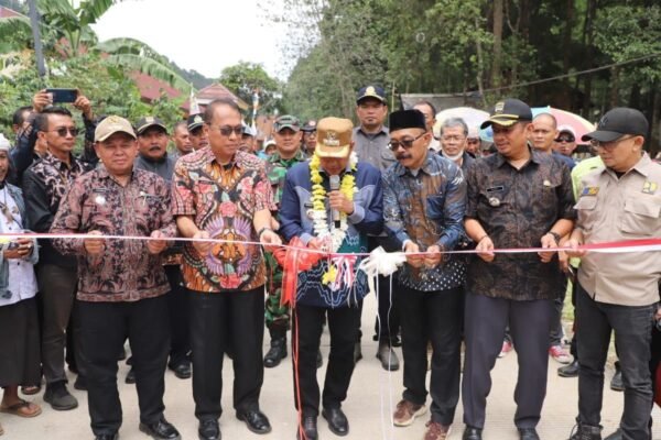 Pembangunan Jalan Selesai, Ratusan Warga Desa Gununghalu Gelar “Ngompreng Bareng” Dihadiri Pj Bupati Bandung Barat
