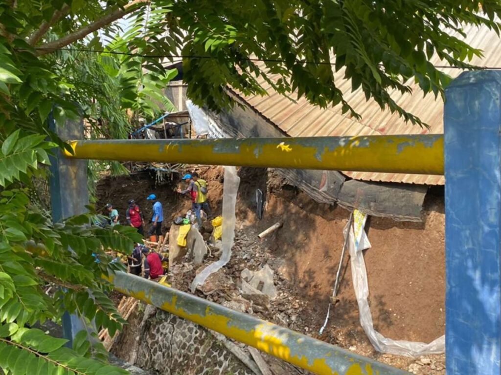 Longsor di Cibeunying, Tiga Orang Luka Ringan dan Satu Meninggal Dunia, Pj Walikota Bandung Tinjau Lokasi
