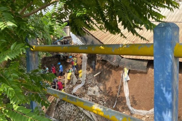 Longsor di Cibeunying, Tiga Orang Luka Ringan dan Satu Meninggal Dunia, Pj Walikota Bandung Tinjau Lokasi