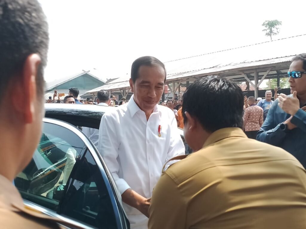 Presiden Tiba Di Pasar Citeko Purwakarta Disambut Warga Dan Para Pedagang