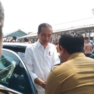 Presiden Tiba Di Pasar Citeko Purwakarta Disambut Warga Dan Para Pedagang