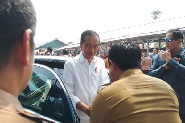 Presiden Tiba Di Pasar Citeko Purwakarta Disambut Warga Dan Para Pedagang