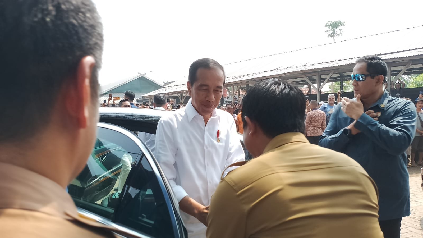 Presiden Tiba Di Pasar Citeko Purwakarta Disambut Warga Dan Para Pedagang