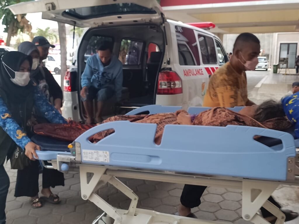 Inilah Salahsatu Pekerja Dinas Sosial Kabupaten Purwakarta Super Sibuk Antar Jemput Warga Sakit