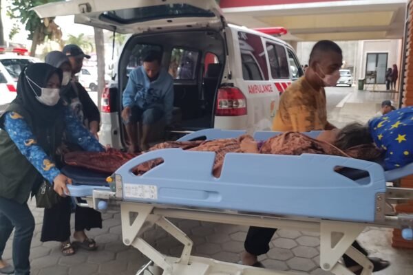 Inilah Salahsatu Pekerja Dinas Sosial Kabupaten Purwakarta Super Sibuk Antar Jemput Warga Sakit