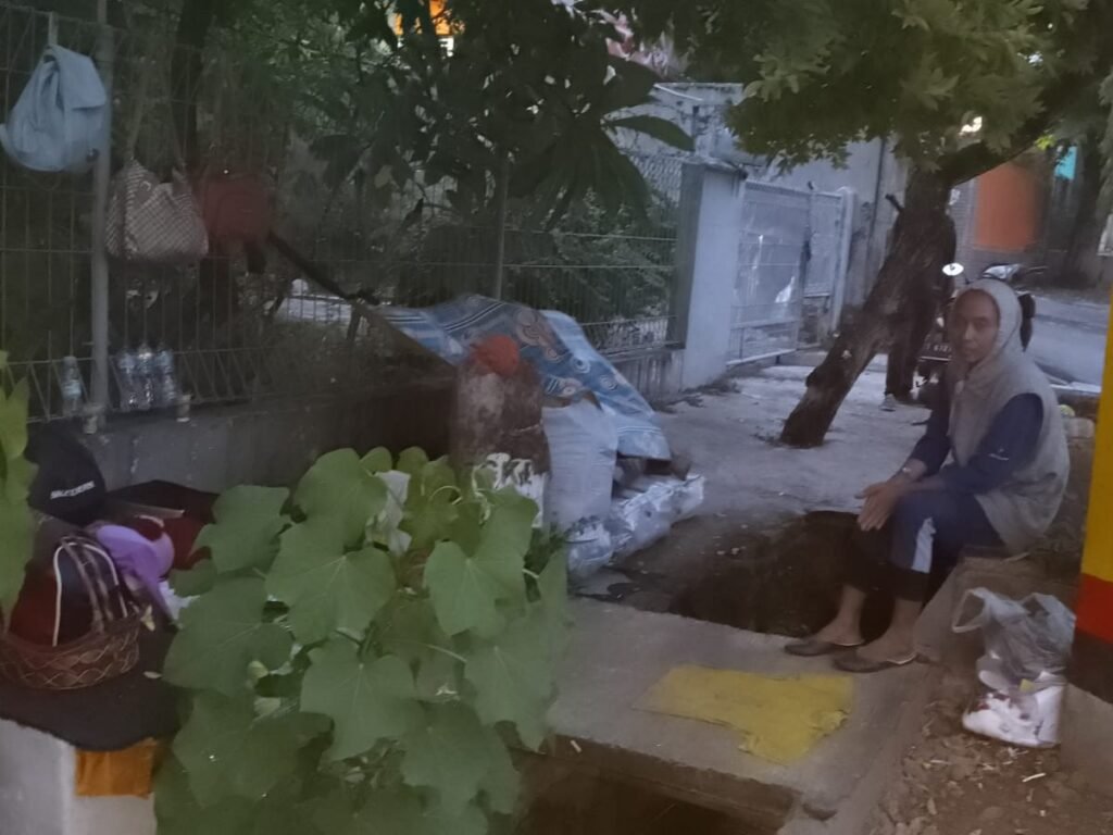 Tengoklah! Seorang Wanita Muda Hidup Dipinggiran Jalan di Purwakarta