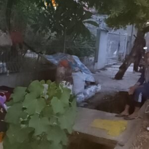 Tengoklah! Seorang Wanita Muda Hidup Dipinggiran Jalan di Purwakarta