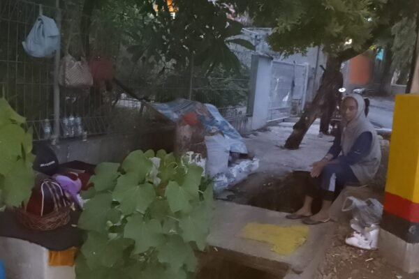 Tengoklah! Seorang Wanita Muda Hidup Dipinggiran Jalan di Purwakarta