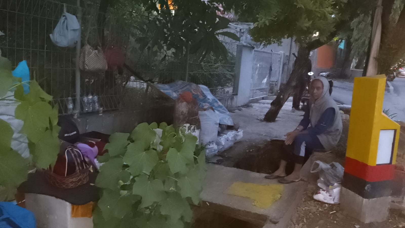 Tengoklah! Seorang Wanita Muda Hidup Dipinggiran Jalan di Purwakarta