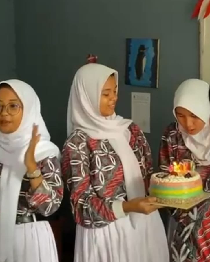 Kepala Dinas Pendidikan Purwakarta Hadiri Ultah Salahsatu Murid di Sekolah, Timbulkan Cemburu! 4
