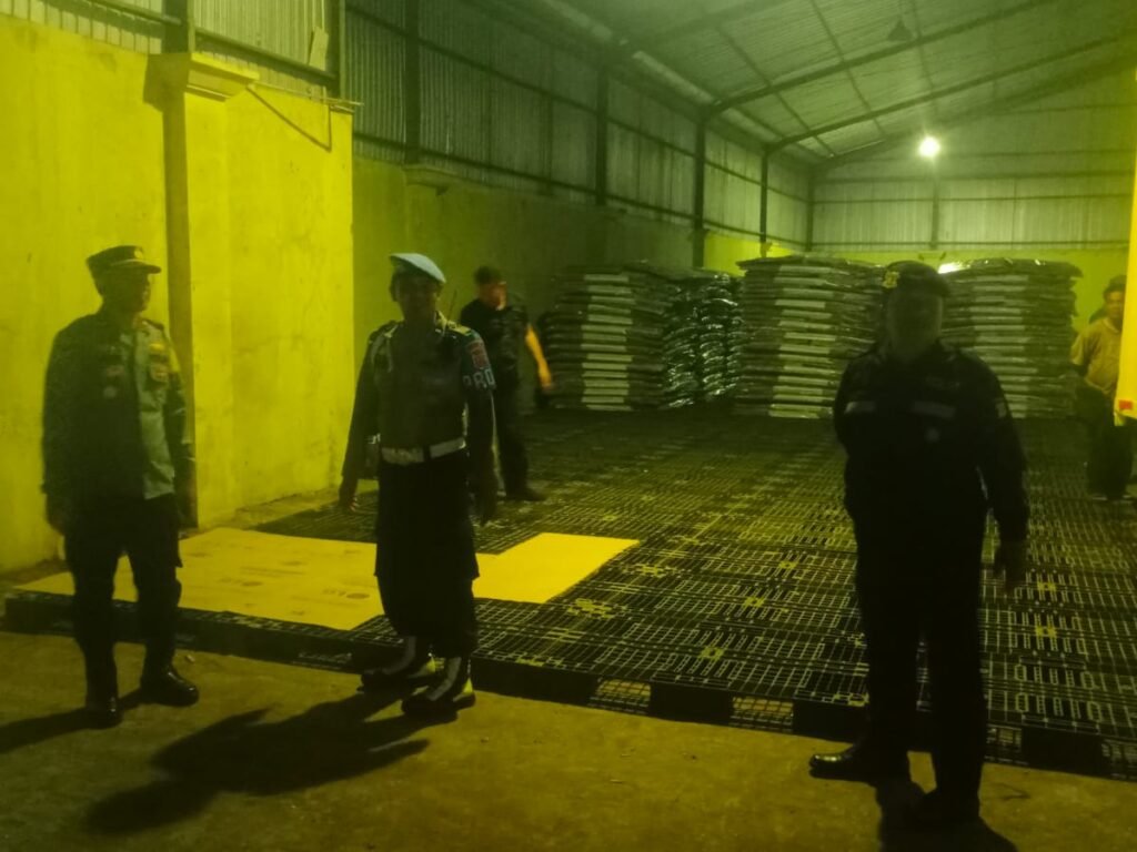 Personel Kepolisian Resor Purwakarta Siaga Di Gudang Logistik KPU