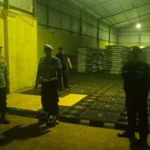 Personel Kepolisian Resor Purwakarta Siaga Di Gudang Logistik KPU
