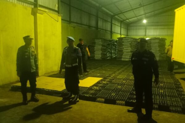 Personel Kepolisian Resor Purwakarta Siaga Di Gudang Logistik KPU