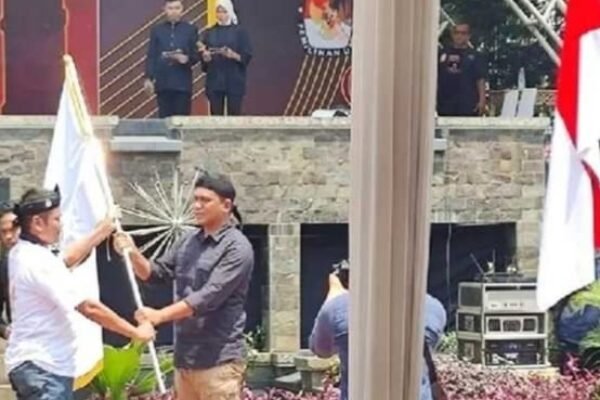 Penyerahan Bendera Pataka Pemilu 2024 KPU Subang ke KPU Purwakarta